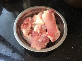 首先大骨准备洗净后清水泡一小时中途换三次清水