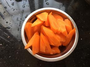 切成滚刀后洗净