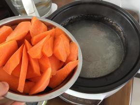 待骨头汤熬至颜色发白的时候加入胡萝卜，大概是一个半小时