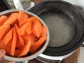 待骨头汤熬至颜色发白的时候加入胡萝卜，大概是一个半小时
