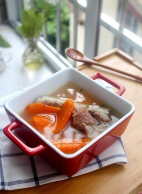 骨头和路萝卜的精髓都煲出来了，非常的有味，骨头香味非常浓