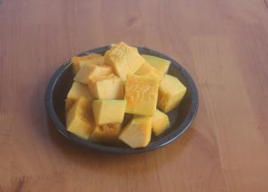 南瓜洗净后切成大块