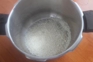 高压锅里面加适当的大米清洗一遍