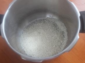高压锅里面加适当的大米清洗一遍