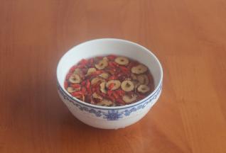 红枣枸杞桂圆干清洗干净用清水泡10分钟