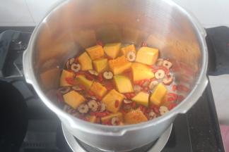 加入南瓜和红枣枸杞桂圆干，泡材料的水一起倒进高压锅，如果水不够的话，适当添加一些水