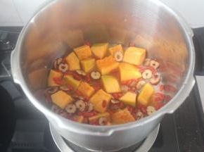 加入南瓜和红枣枸杞桂圆干，泡材料的水一起倒进高压锅，如果水不够的话，适当添加一些水