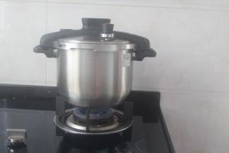 高压锅放灶上煮至上汽后转小火5分钟即可