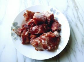 肋排洗干净，淋干水份备用。