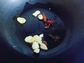 锅中加入油，油有温度时加入香料炒香。
