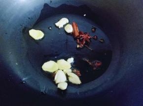 锅中加入油，油有温度时加入香料炒香。