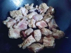 将淋干水份的肋排倒入锅中煸炒。