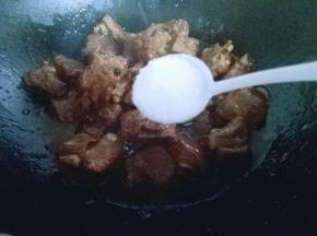 40分钟后将排骨收汤，加入盐调味出锅。(可以根据个人口味调味)