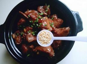 装入煲中，撒上葱花和熟芝麻点缀。