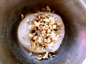 将核桃碎倒入面团中揉均匀，松弛过后的面团已经没那么粘手啦