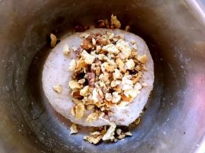 将核桃碎倒入面团中揉均匀，松弛过后的面团已经没那么粘手啦