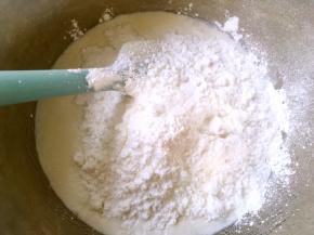 除了黄油外，加入麻薯的其他材料，搅拌至均匀顺滑无颗粒