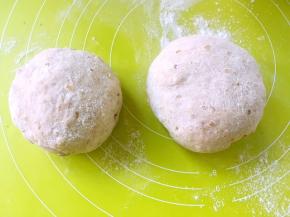 将面团揉成圆，就像做馒头一样，从上向下，向内揉圆即可，可以撒点干粉方便操作，之后放置一旁发酵至两倍大