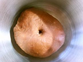 将揉好的面团放盆内发酵至两倍大，手指沾干粉按下去有个圆圆的洞，但不回弹即可