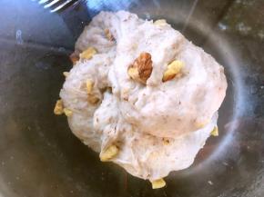 每隔半个小时，将面团四个方位，揪起一角，向中间折叠，折叠好盖保鲜膜继续发酵