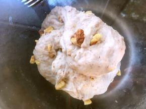 每隔半个小时，将面团四个方位，揪起一角，向中间折叠，折叠好盖保鲜膜继续发酵