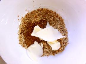 酵头发酵好后，先做核桃酱，核桃装入保鲜袋，用擀面杖擀碎，越碎越好，接近粉状即可，加入核桃酱的其他材料，黄油必须是软化状态，之后搅拌均匀，让所有材料均匀融合即可