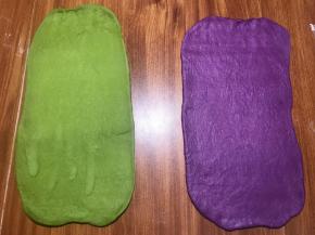 擀成两个长方形大片