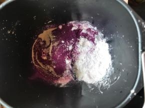 把抹茶的原材料放入面包机桶内，盐糖不要直接触碰酵母，开动机器揉面15分钟