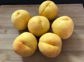 把买回来的黄桃洗净。