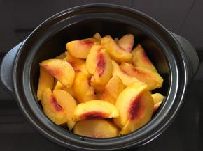 把切成块的黄桃放入砂锅。