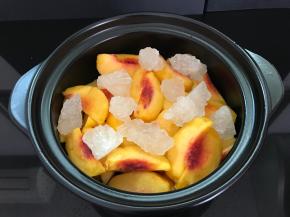 放上一层冰糖腌制一会。