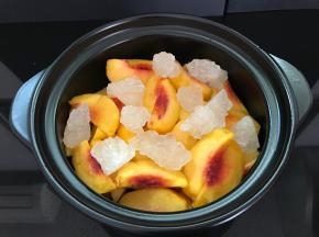 放上一层冰糖腌制一会。