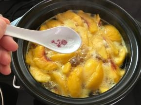 放入1小撮盐搅匀。