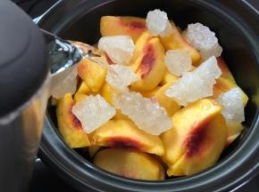 等有汁水出来后加入一点水。