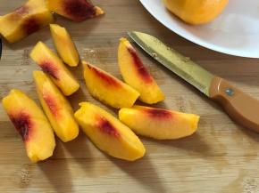 去核后切成小块。