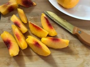 去核后切成小块。