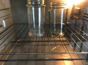 首先把装黄桃的瓶子清洗干净后放烤箱烤下。