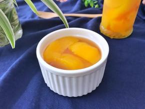 清新爽口的糖水黄桃。