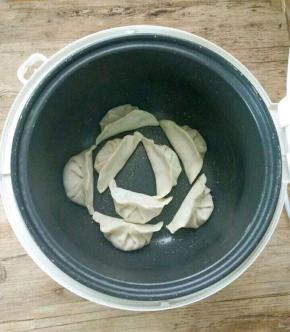 放入饺子，盖上盖子，按煮饭。