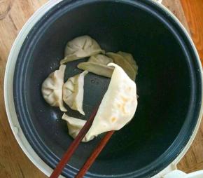 两分钟后的样子，底部微黄。