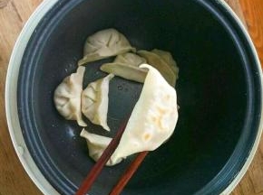 两分钟后的样子，底部微黄。