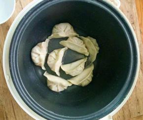 加入没过食材一半的温水。