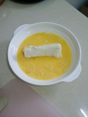 裹上一层打散的蛋液