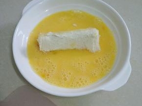 裹上一层打散的蛋液