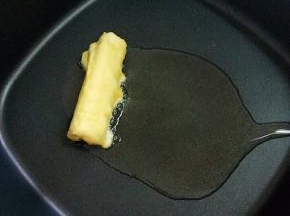 放入倒油的锅中