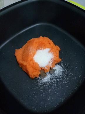 把果渣和白糖倒入不粘锅中。