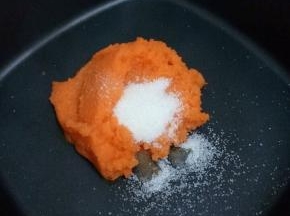 把果渣和白糖倒入不粘锅中。