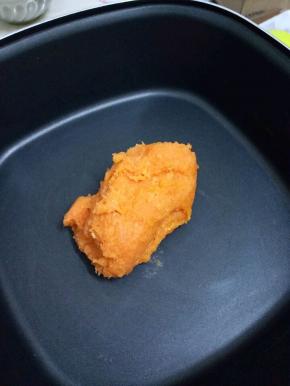 炒至抱团，备用。