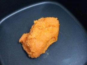 炒至抱团，备用。