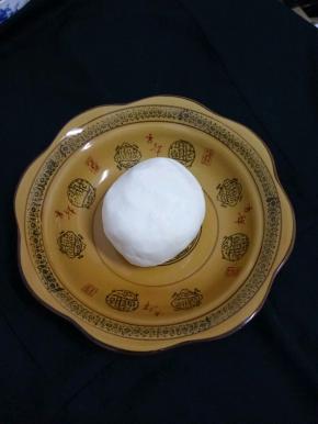 把糯米加入温水和成团。